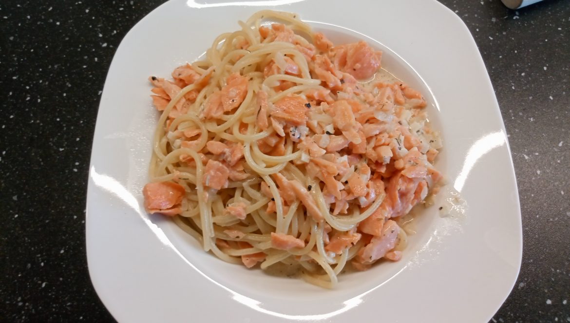 Spaghetti in cremiger Sahne-Räucherfisch-Sauce