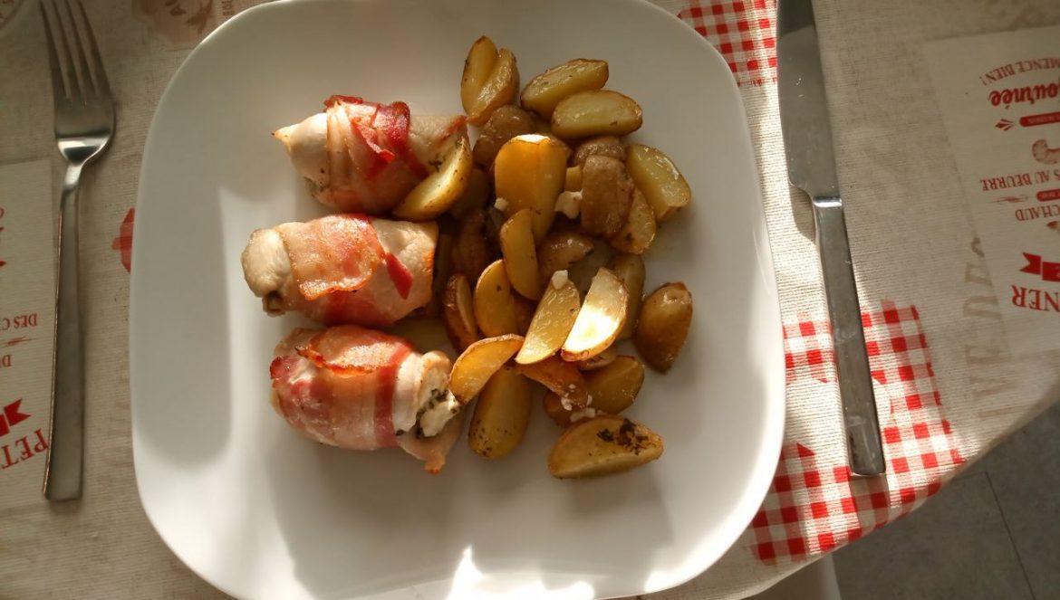 Hähnchen-Frischkäseroulade mit Kartoffelspalten