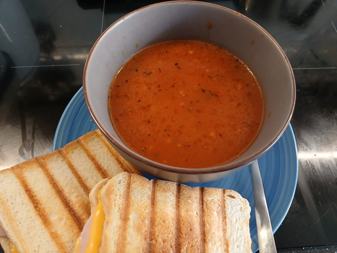 Tomatensuppe mit Käsetoast